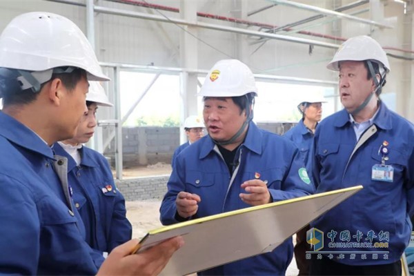 Tan Xuguang came to the construction site of the high-speed high-speed engine project of the Weichai large bore