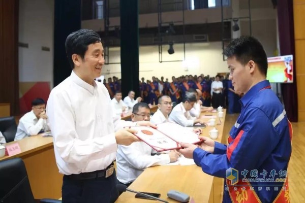 Mu Ping gave awards to the national May 1st Labor Medal winner and the fitter senior technician Qiu Dezheng