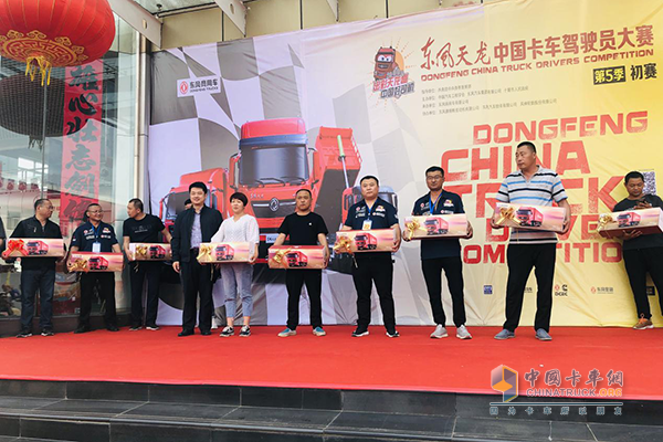 At the event site, Liu Jun, deputy general manager of Dongfeng Cummins Marketing Company, presented the model to the user.