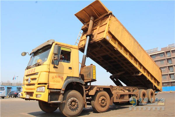 Heavy-duty truck dump truck equipped with Hayworth hydraulic cylinder