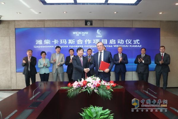 Tan Xuguang, Chairman of Weichai Group, signed an agreement with Mr. Sergei Gogokin, General Manager of Kamas Group