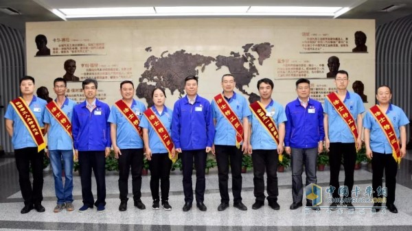 Chairman of the company, Yan Jianbo, took photos with the award-winning employees