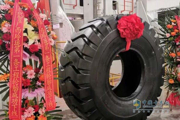 Guangxi Linglong's first engineering radial tires off the assembly line