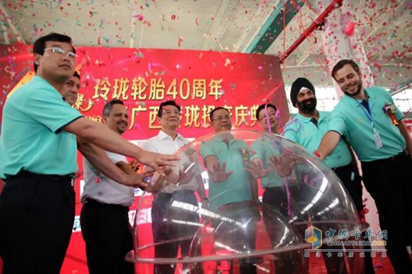 Guangxi Linglong's first engineering radial tires off the assembly line