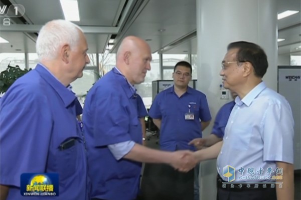 Premier Li Keqiang and the Weichai overseas experts shook hands