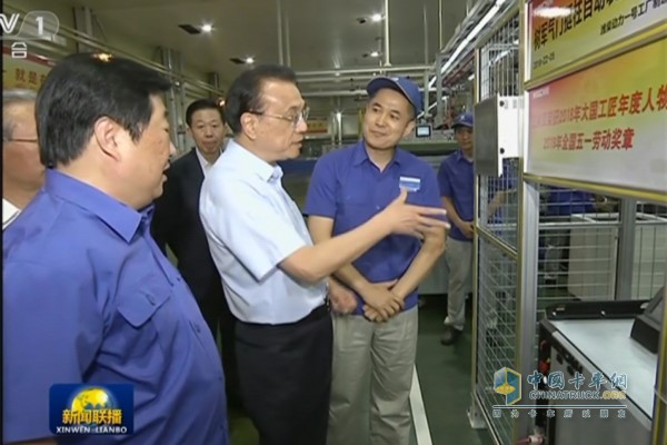 In the general assembly workshop of Weichai No. 1 Factory, Premier Li Keqiang exchanged with the National May 1st Labor Medal and Wang Shujun, the â€œGreat Craftsmanâ€