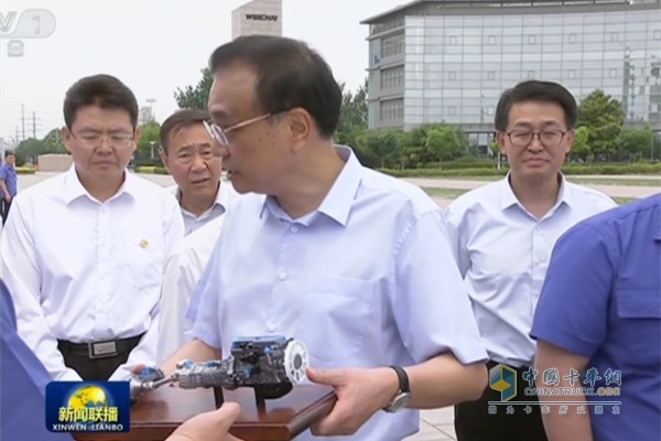Weichai R&D personnel presented Li Keqiang's new generation of high thermal efficiency and low emission commercial vehicle powertrain model