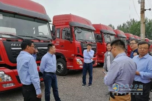 Dongfeng Cummins delivered 5 new cars to the user for on-site communication