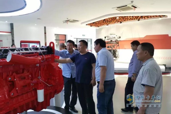 Dongfeng Cummins technicians introduced the ISL 9.5 engine matched to the TF36 for the customer's visit experience.