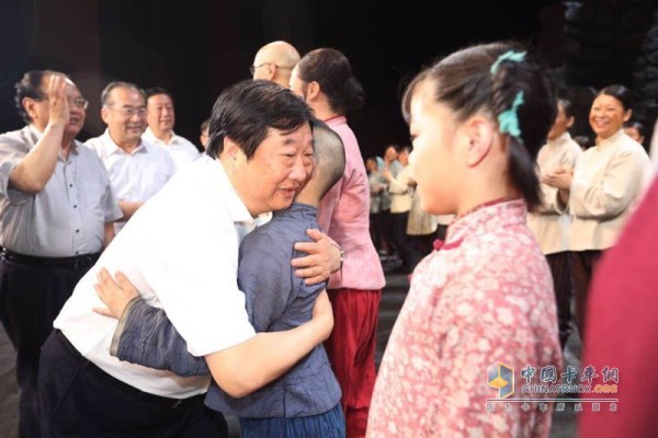 After the closing of the opera, Tan Xuguang and the little actor embraced deeply.