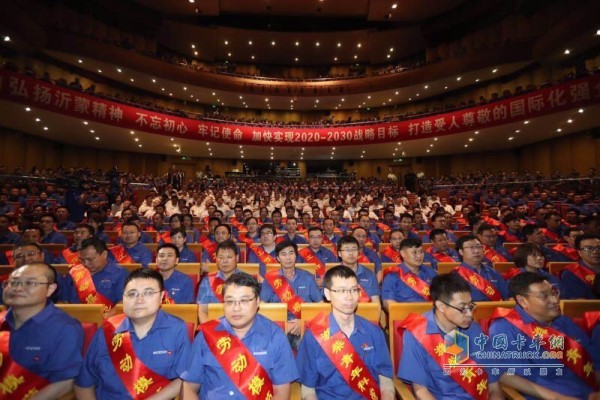 Weichai employees collectively watch Yimeng Mountain