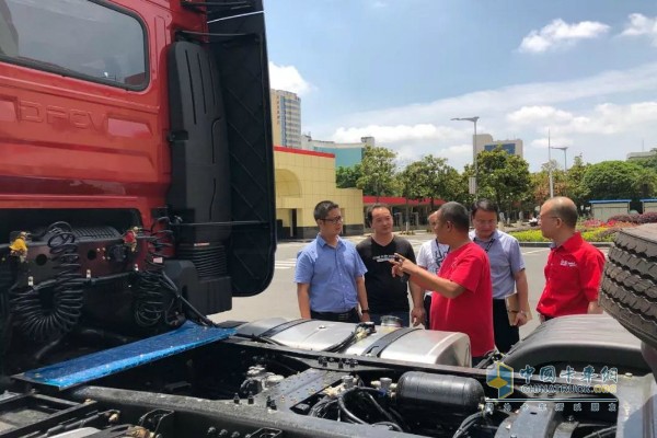 Truck with Dongfeng Cummins engine