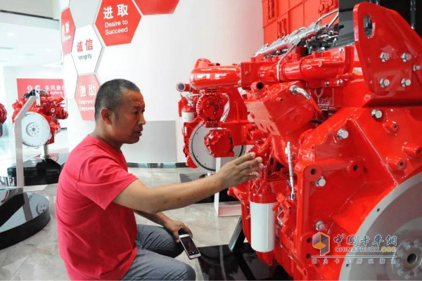 Master Liu is observing the Z14 national six engine