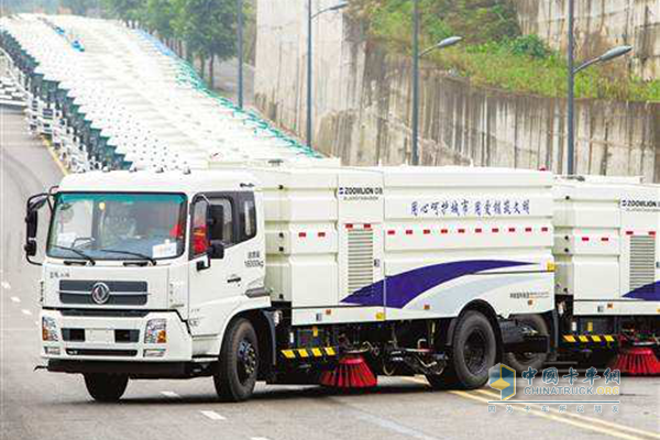Municipal sanitation vehicle equipped with Dongfeng Cummins engine