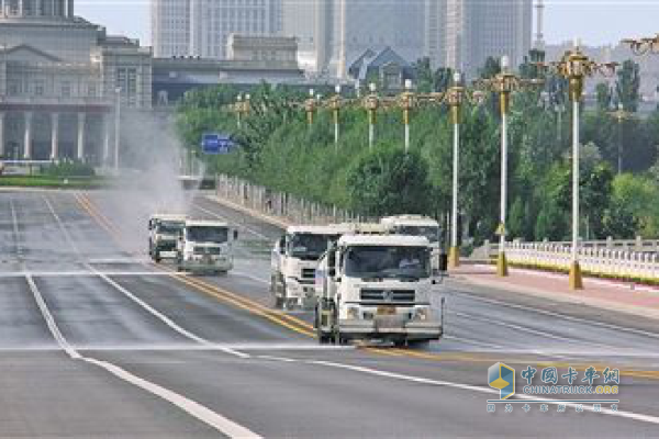 Municipal sanitation vehicle equipped with Dongfeng Cummins engine