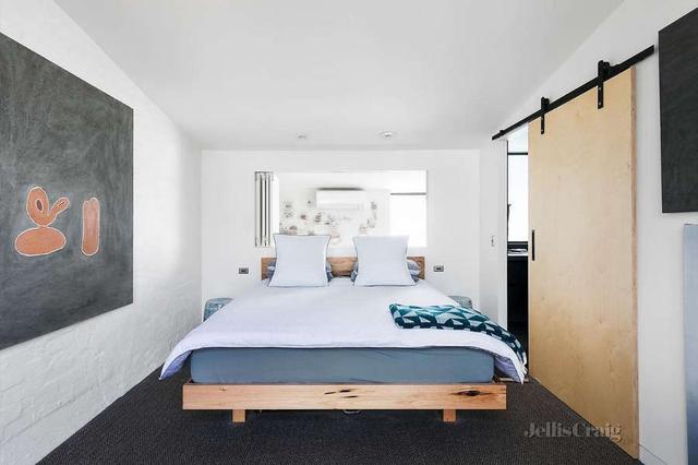 Integrating minimalism into the bedroom design can reduce stress in life