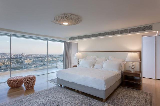 Integrating minimalism into the bedroom design can reduce stress in life