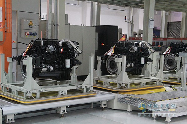 Dongfeng Cummins Six Engines to be inspected on the production line