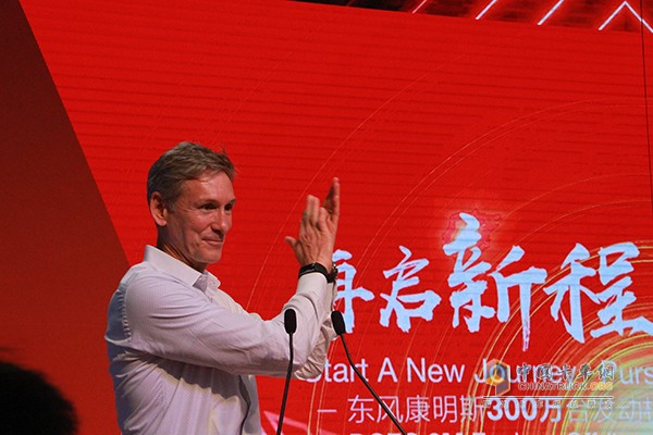 Cummins Chairman and CEO Tom Linebarger congratulates Dongfeng Cummins on the 3 millionth engine off the assembly line