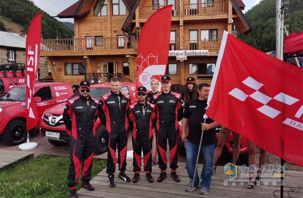 Group photo of Futian Cummins team runners and pilots