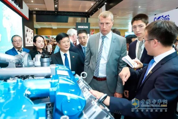 Chinese Ambassador to Belarus (third from left) and Minister of Economics of Belarus (third from right) visited Weichai booth