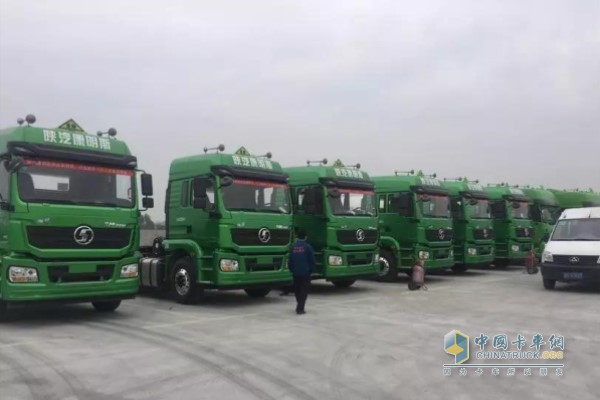 Shaanxi Automobile Delong hazardous chemicals transport vehicle equipped with Xi'an Cummins