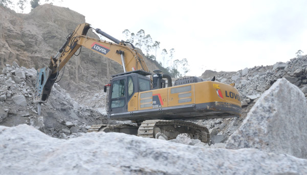 Revo FR510E-HD excavator crushing operation