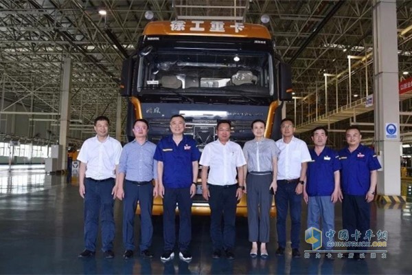 Visit XCMG Heavy Duty in front of the XG220 car that General Secretary Xi Jinping once operated