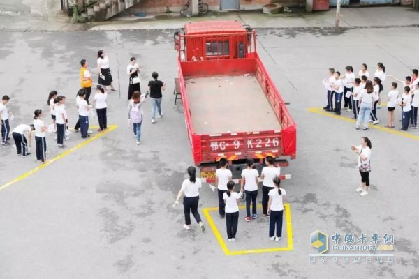 Members of the Knorr Volkswagen Alliance arranged a truck blind spot experience for this safety training camp