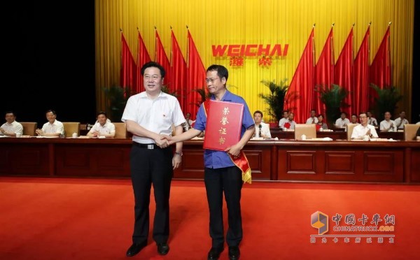 Zhang Bin, director of the State-owned Assets Supervision and Administration Commission of Shandong Province and party secretary, presented the award for the â€œWeichai Highest Science and Technology Awardâ€