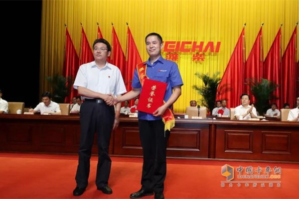 Wei Qing Municipal Party Committee Deputy Secretary and Mayor Tian Qingying presented the award to â€œWeichai Chief Artisanâ€