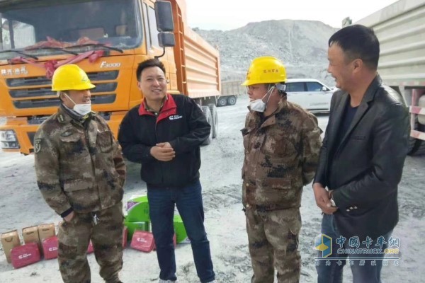 Gan Qingning District Service Manager and Huatong Dushi asbestos customer friendly exchange