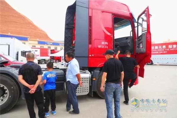 Lanzhou station tour site, truck drivers onlookers carrying Cummins engine