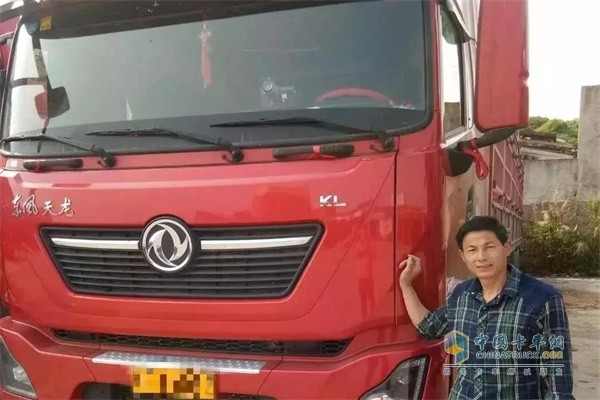 Group photo of Dongfeng commercial vehicle and driver with Dongfeng AMT gearbox