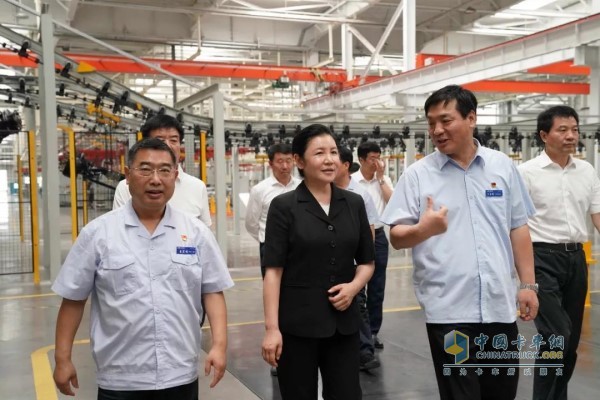 He Rong, deputy secretary of the Shaanxi Provincial Party Committee, went to the Hande Axle Baoji New Energy and China Light Truck Bridge Base