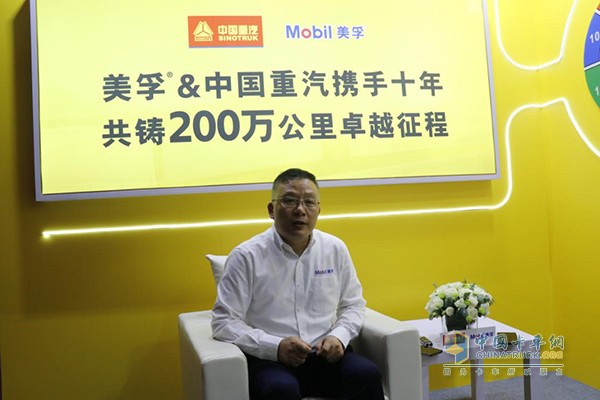 Wang Zhangjun, General Manager of ExxonMobil North Asia Strategic Customer Department, was interviewed by reporters