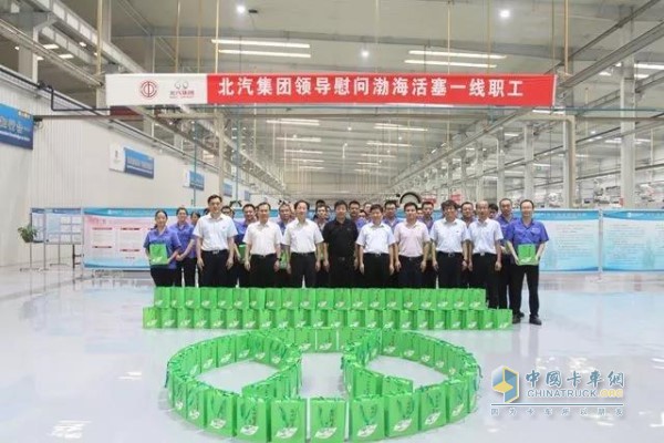 Shi Xijun and Zhang Hui first went to the workshop of the fourth factory to visit the frontline workers.