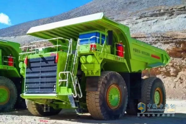 Mine dump truck with Cummins engine