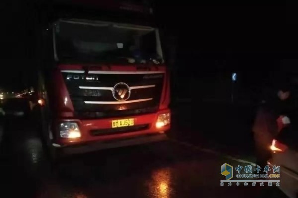 An Auman truck equipped with a firewood engine suddenly stalled on the Huangdao Highway due to inclement weather.