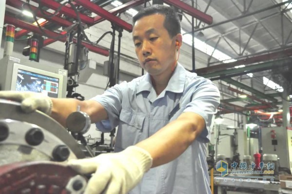 Do not forget the initial heart, the assembly inspection worker who is devoted to his duties, Huo Xiaoqiang