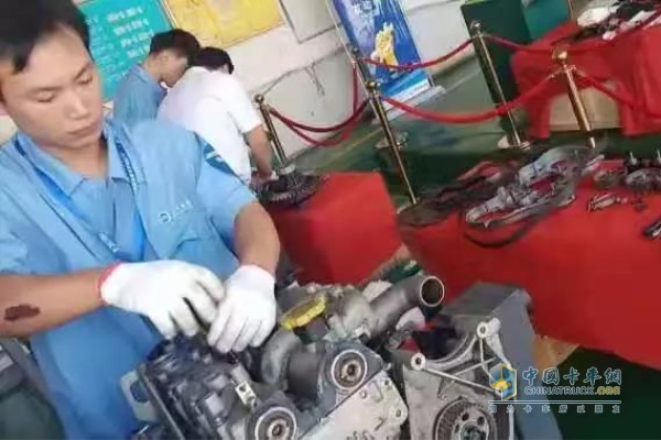 SAIC Yuejin Shijiazhuang Station "SAIC V" engine maintenance and repair skills "competition" scene