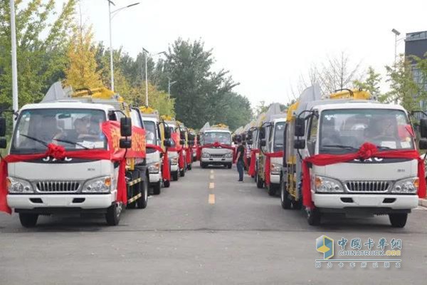 Xugong sanitation side-mounted compression garbage truck fleet is preparing