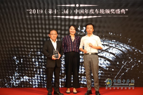 Bridgestone (China) Brand Market Director Mr. Iguchi Yuki (left 1) attended the awards ceremony