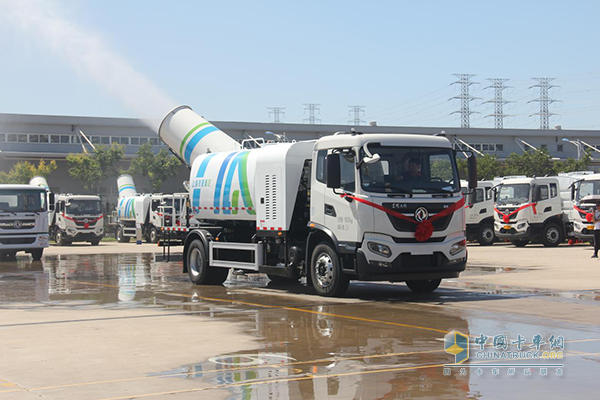 Dongfeng Tianjin KR Chassis Sanitation Vehicle in the demonstration