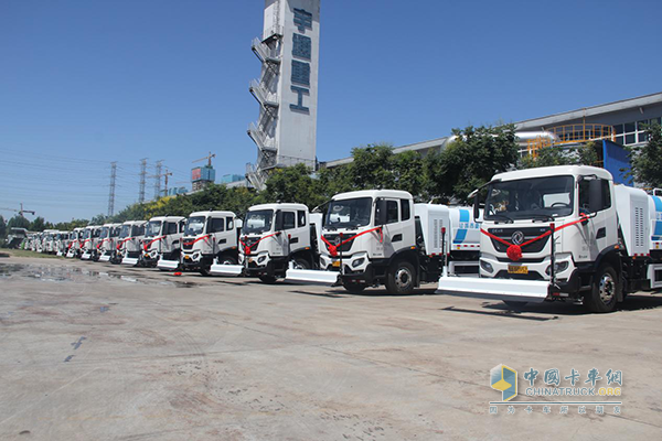 Dongfeng Tianjing KR chassis sanitation truck delivered in one line