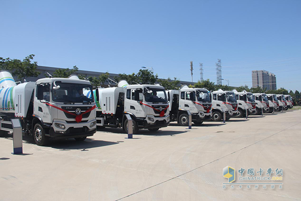 Dongfeng Tianjing KR chassis sanitation truck delivered in one line