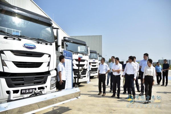 Participating leaders visited pure electric sanitation products using Qingling chassis