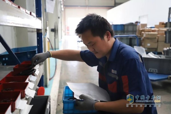 Participants complete the picking, dispensing and assembly according to the on-site job instructions and assembly guides.