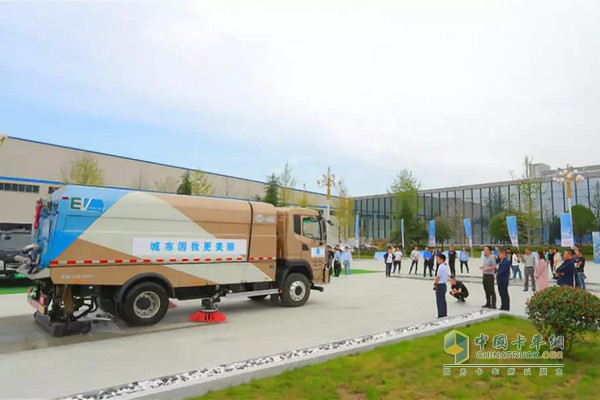 Pure electric sanitation car live demonstration operation process