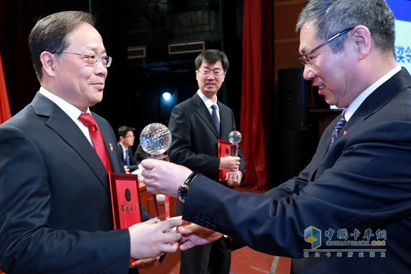 At the engine business science and technology conference, Duanchai Duanjun (middle) won the "Technology Hero" award